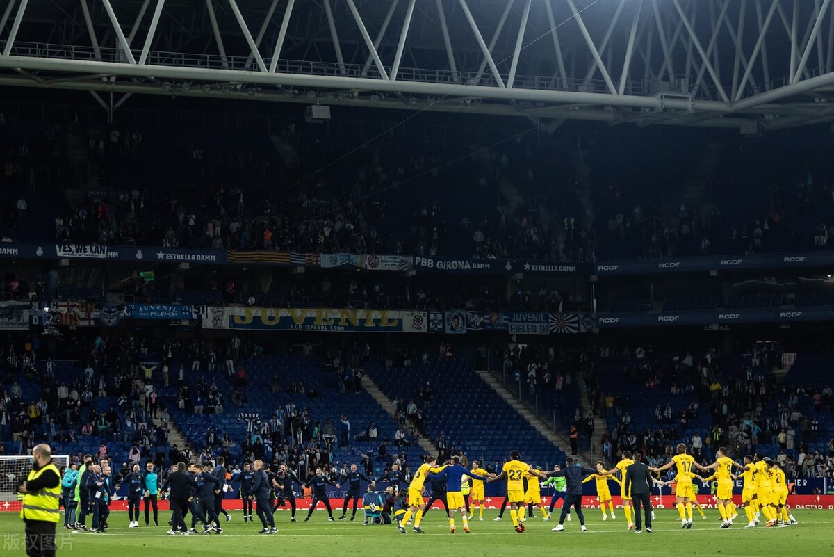 巴萨夺冠被球迷追打第一视角,巴萨夺冠西班牙球迷冲入场内