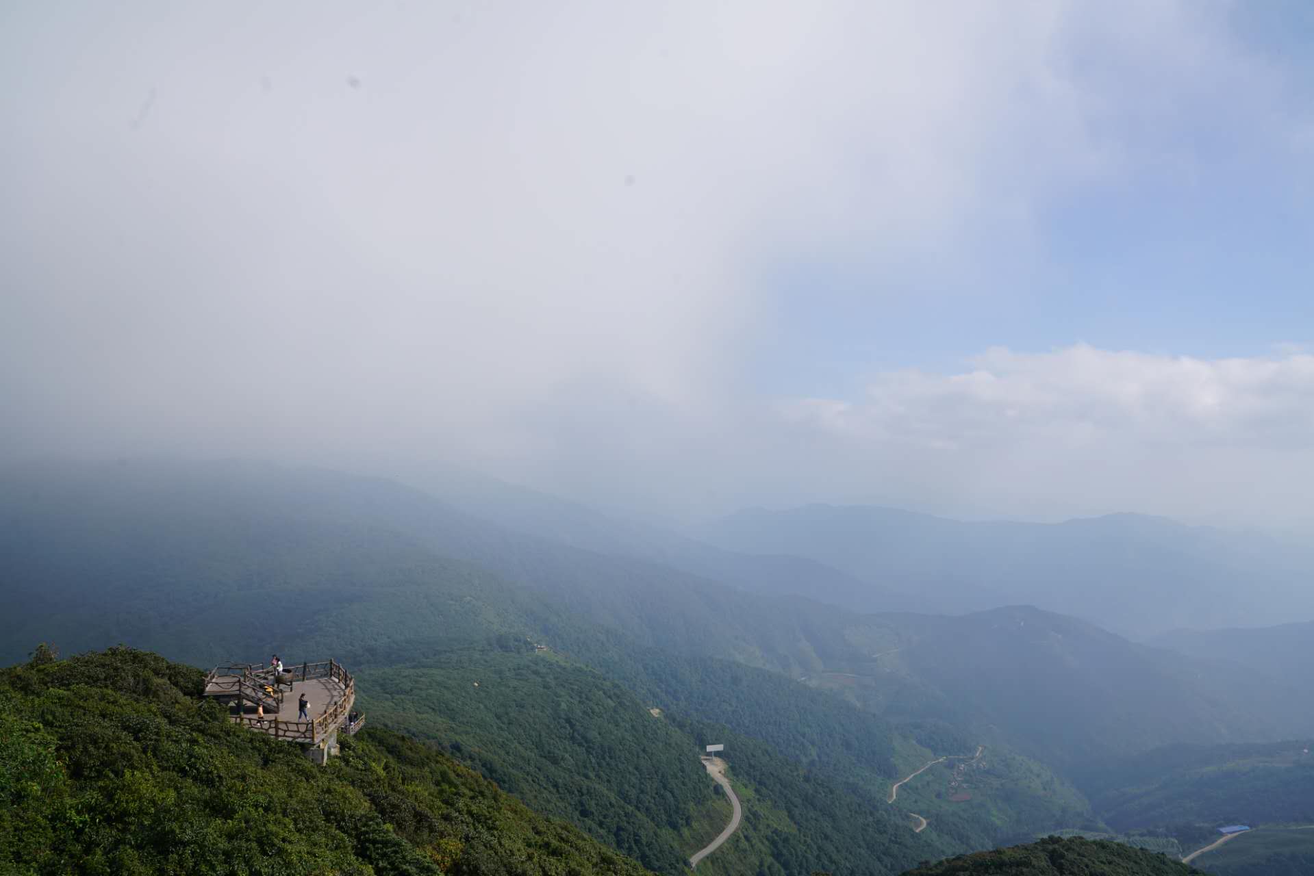 哀牢山金山垭口观景台,哀牢山茶马古道和金山栈道