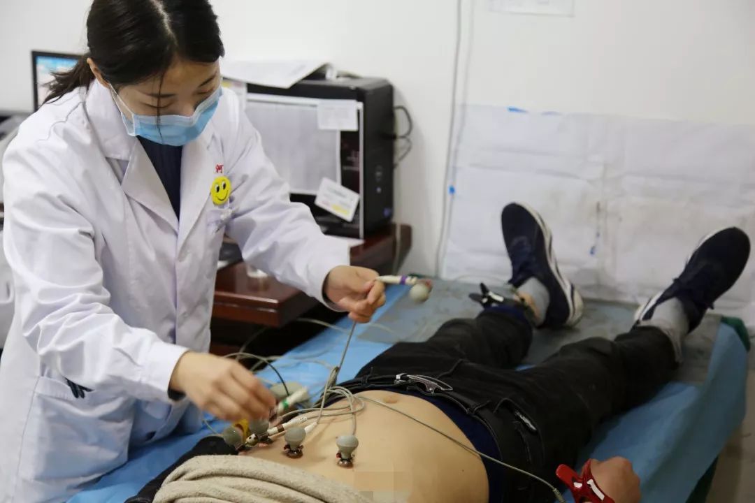 男子腹部痒,医生用镊子夹出16只阴虱!原来阴虱的传播途径有4个