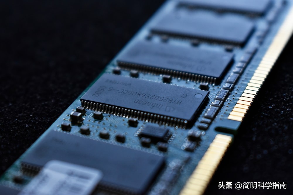 专家建议不要购买只有8GB内存的电脑，已经无法满足日常使用