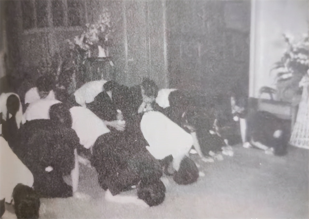 *颖超邓**去世，聂帅女儿聂力哭着扑向骨灰盒：邓妈妈再让我吻你一次