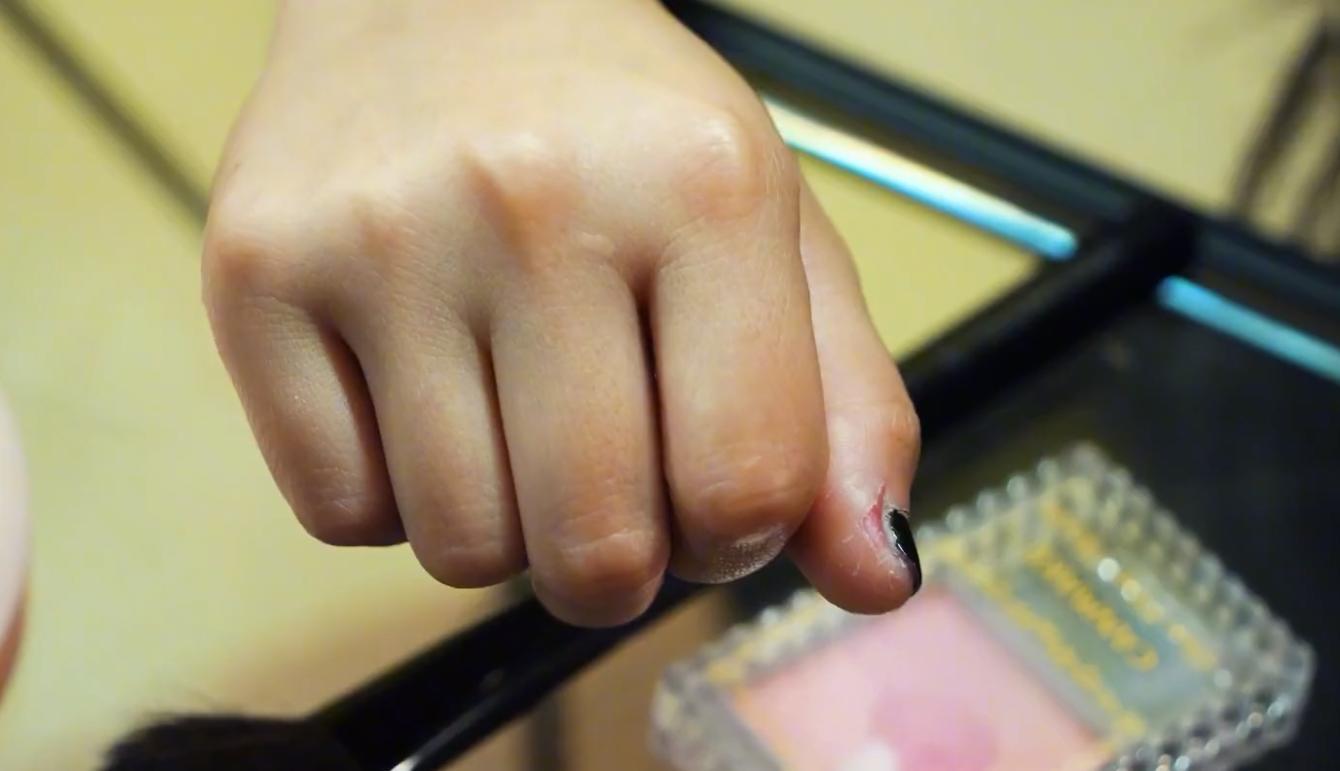 香港90后特效化妆师，移民英国，找不到工作，只能转行成为水电工