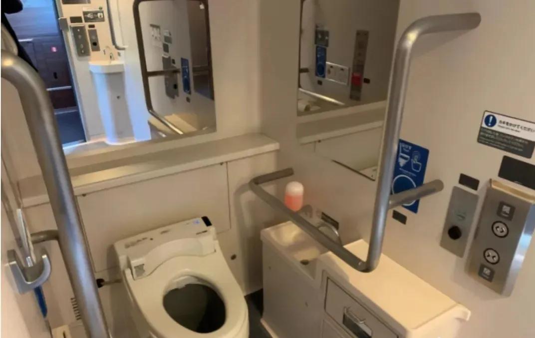 火车厕所里的粪便最后去了哪里,火车上面的粪便都跑哪里去了