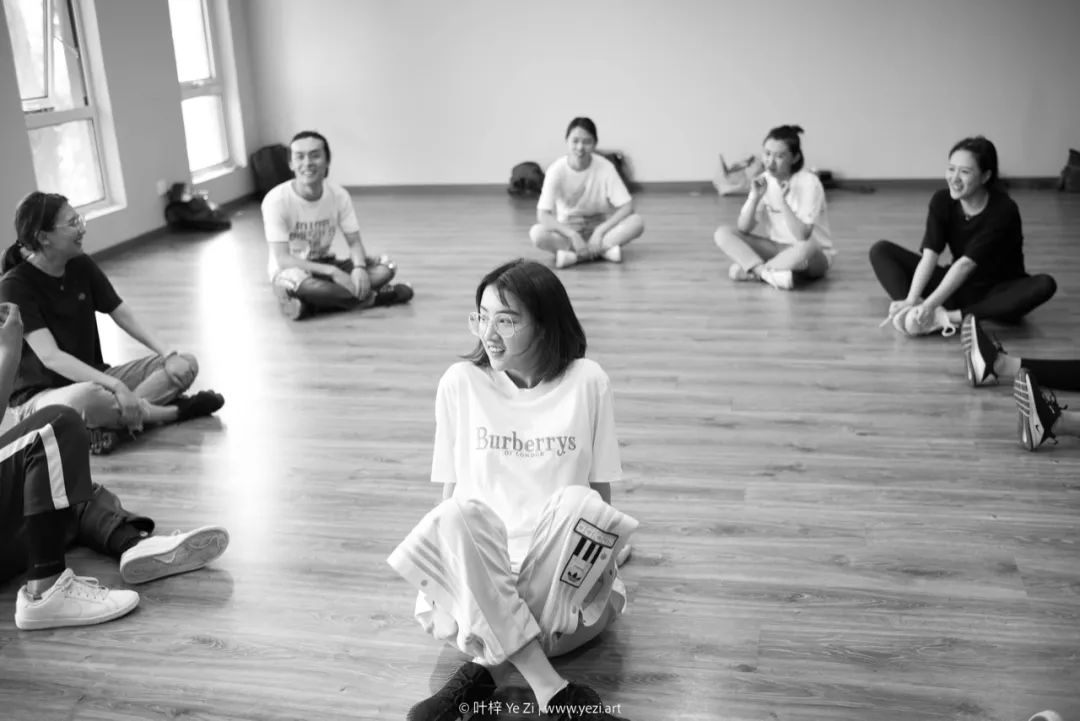 35mm定焦镜头能虚化吗,35mm定焦头选2.8还是1.8