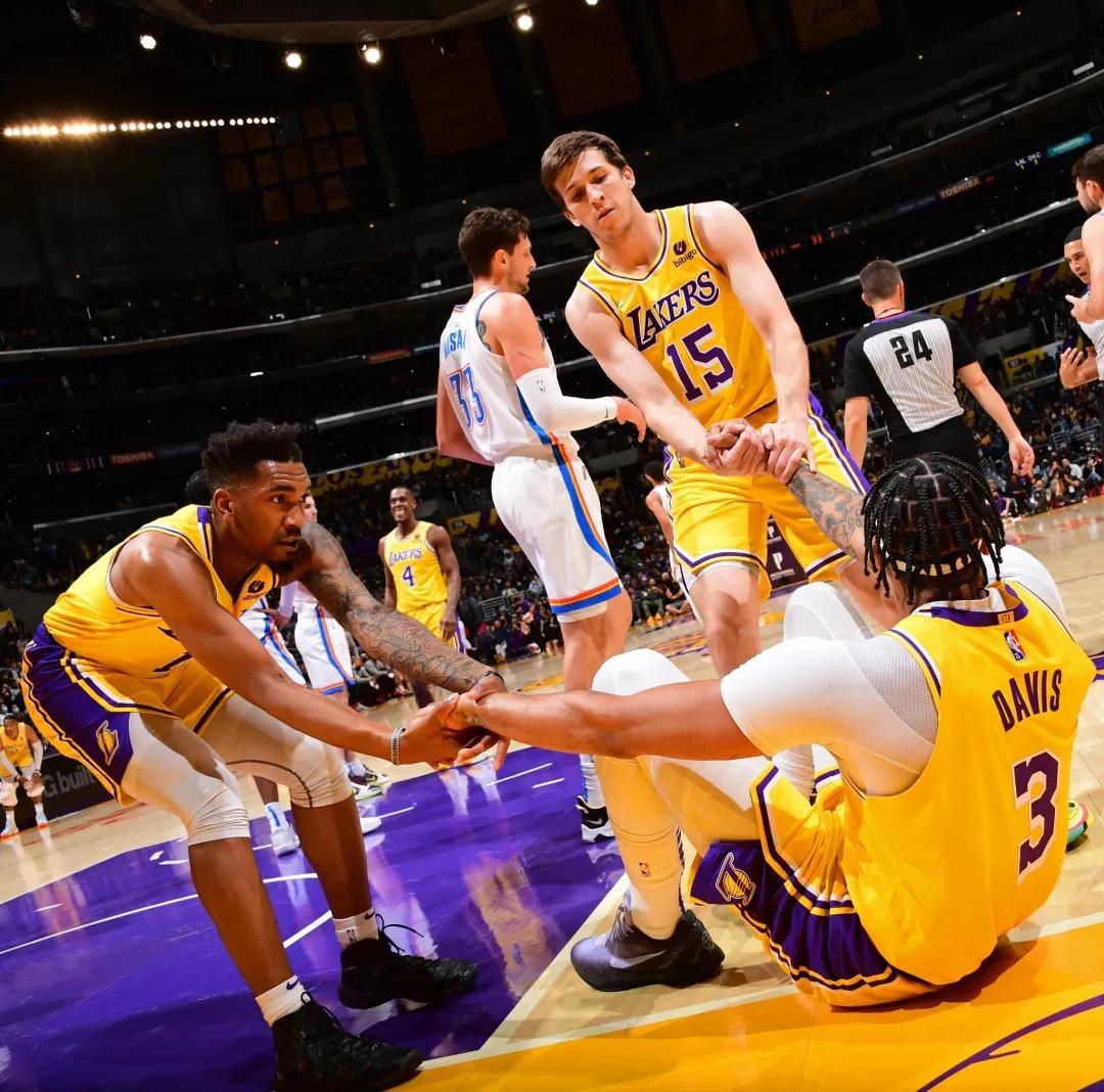 译文-里夫斯说：“要努力，要清醒，要忠于自己。”