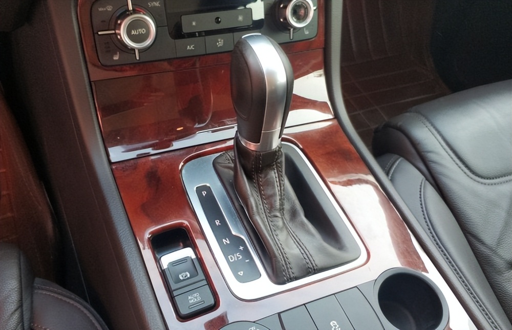 大众途锐低配版多少钱入手,大众途锐v6值得入手吗