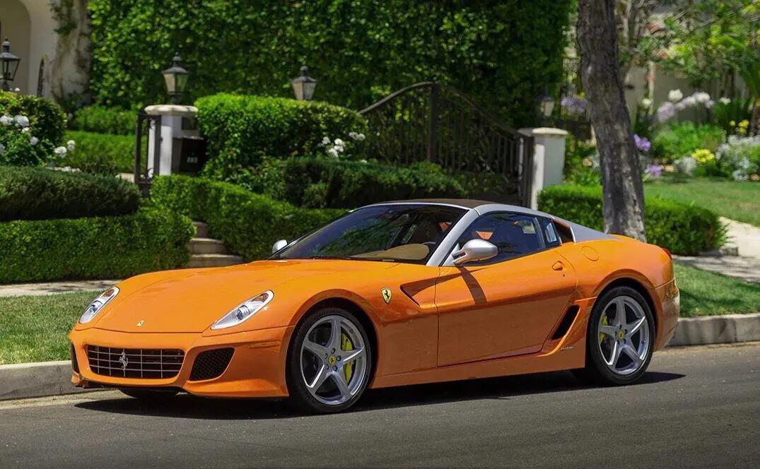 法拉利车漆改色,法拉利跑车贴灰魅紫改色膜