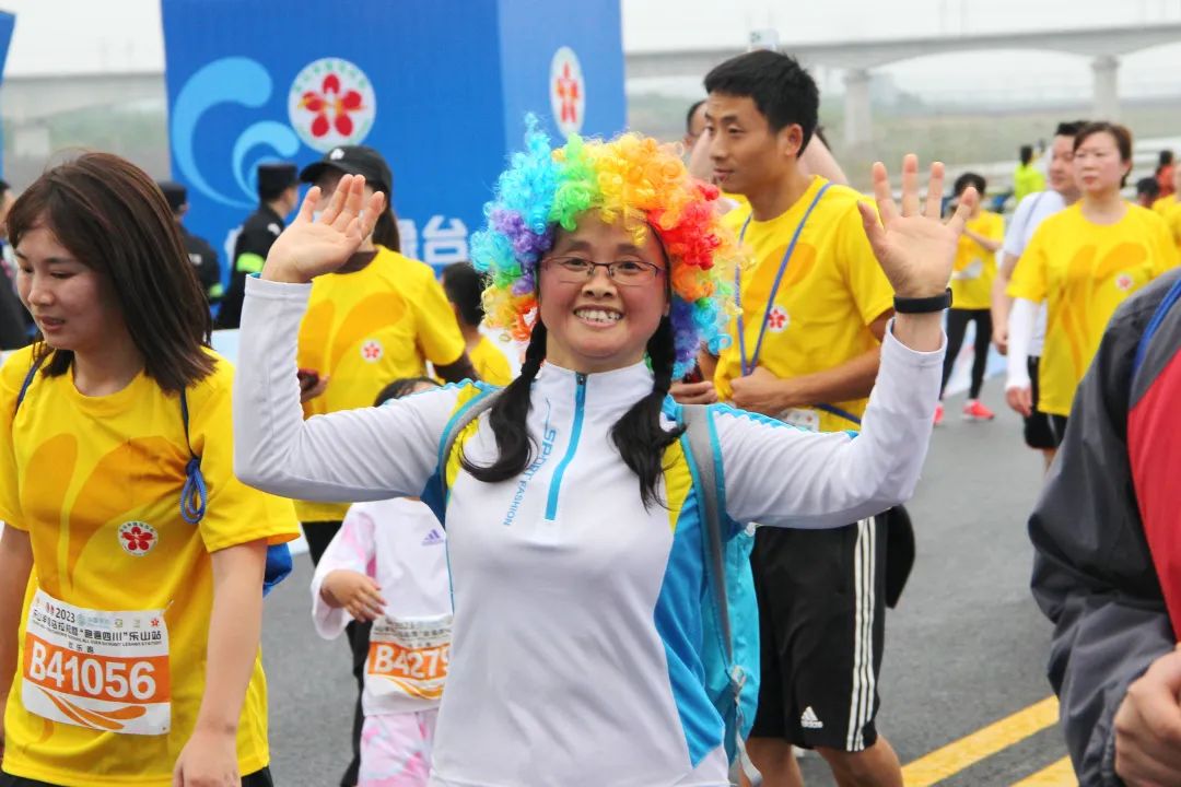 万人一起骑马的视频,万人齐跑马拉松