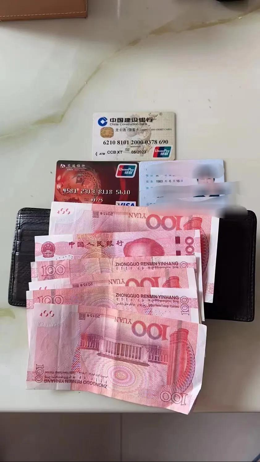 小学生拾金不昧获警察叔叔表扬,学生拾金不昧获警察叔叔表扬视频