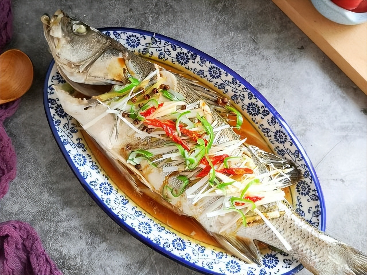 五十多岁骨头一碰就骨折,老人老摔跤是什么病的前兆