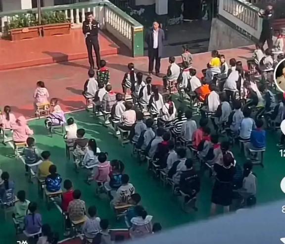 女生遭17名同学欺凌，隐私部位遭软组织挫伤！