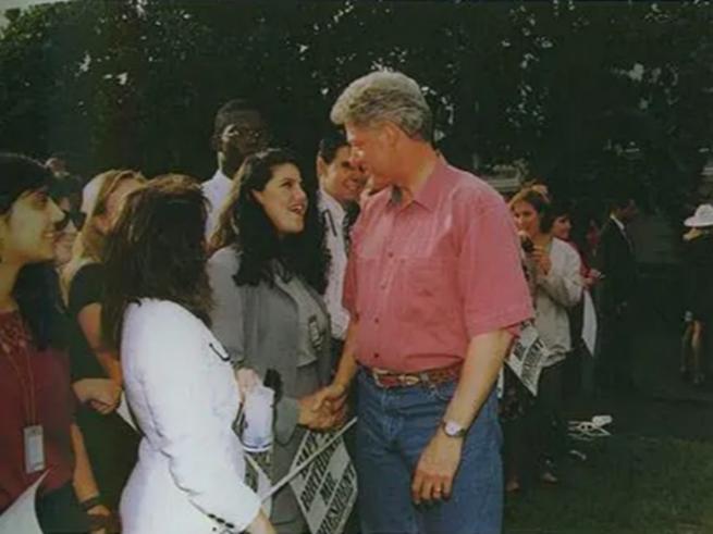 莱温斯基克林顿纪录片,克林顿拥抱莱温斯基视频