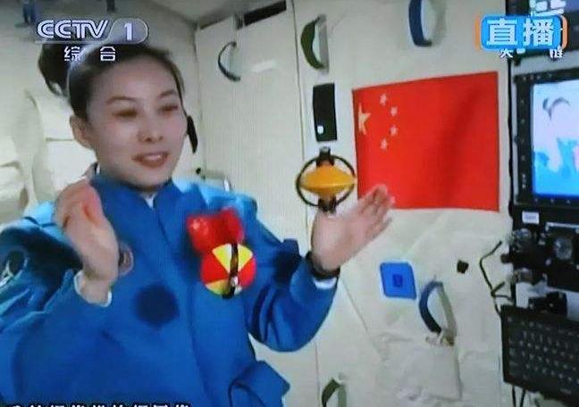 中国女航天员王亚平太空授课,王亚平宇航员太空教学视频