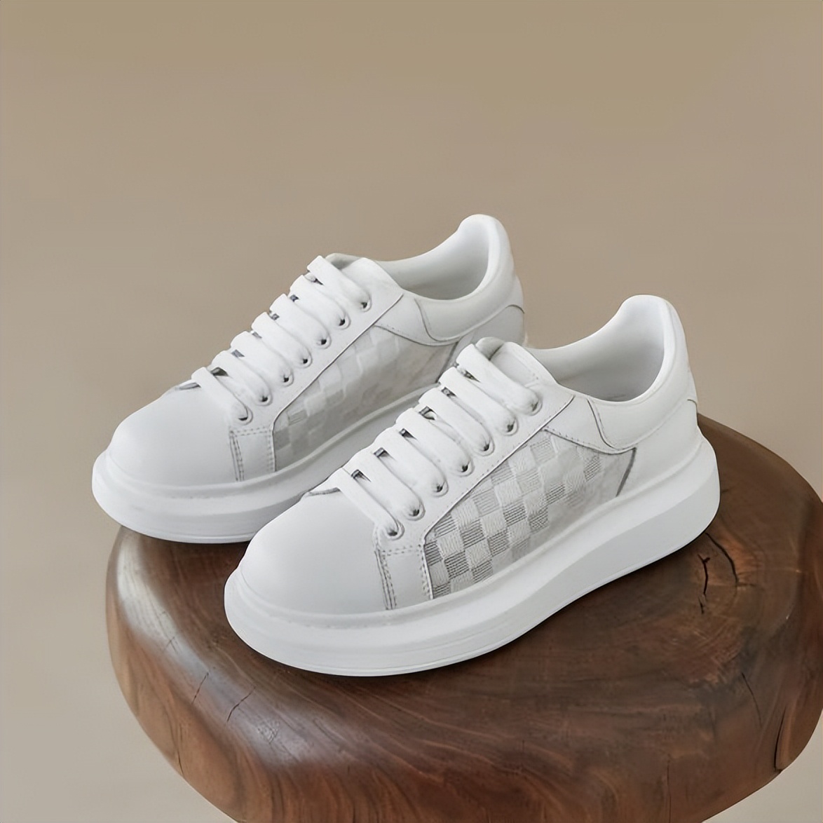 小白鞋穿出超高级层次感,今年的小白鞋再次出圈