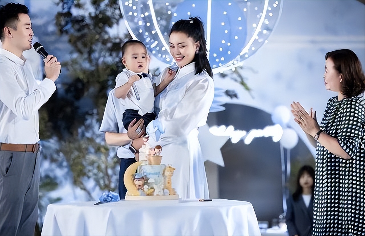 有排面！女排世界冠军为儿子庆祝周岁现场奢华，全家福都是高颜值