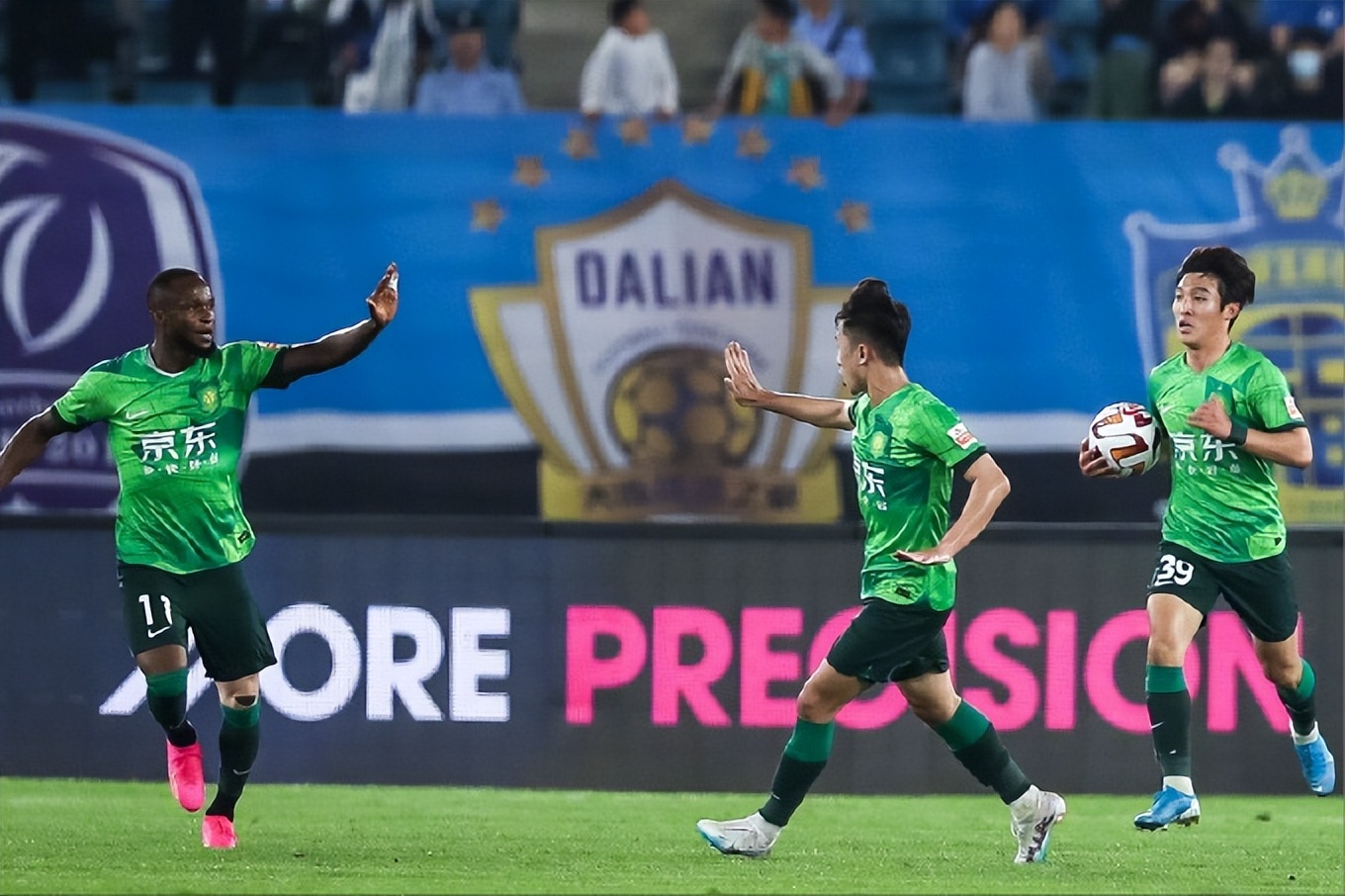 一次七千人的京连对决，一场无人满意的2比2，拉跨与换帅是主旋律