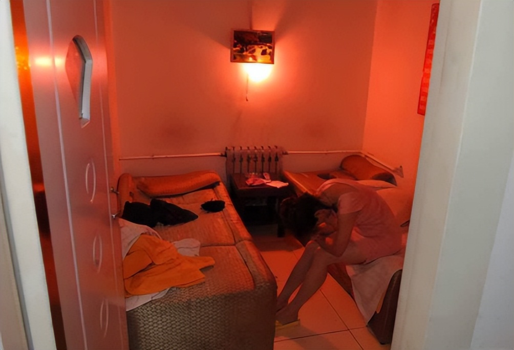 17年27岁女子出租屋内卖淫，一次50到200元，为何民警还给她捐钱