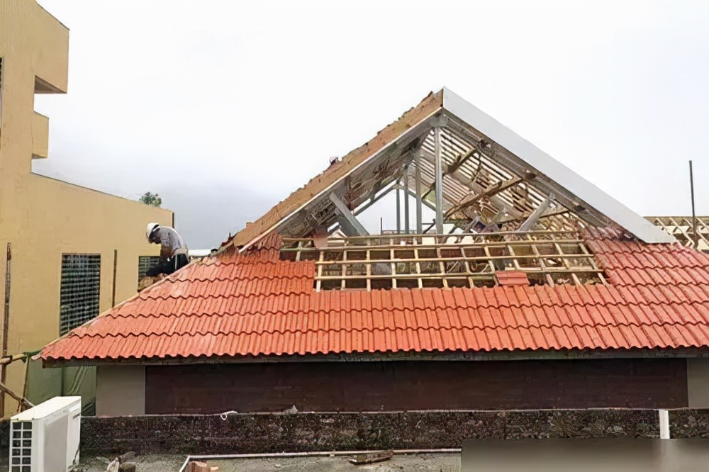 自建房房顶琉璃瓦利弊,树脂瓦红顶白底好用