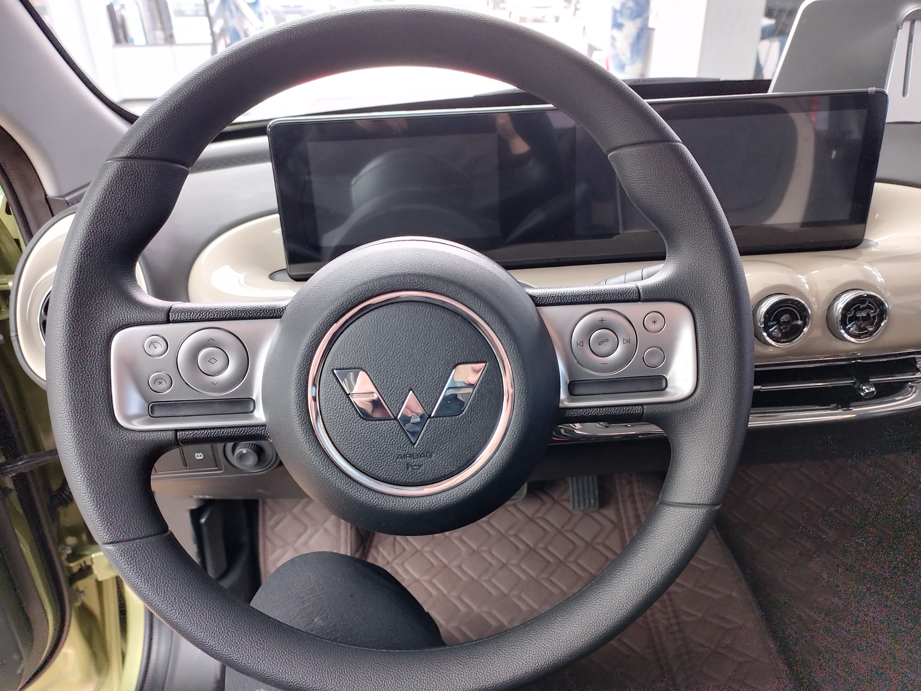 买五菱缤果顶配,五菱缤果plus多少钱