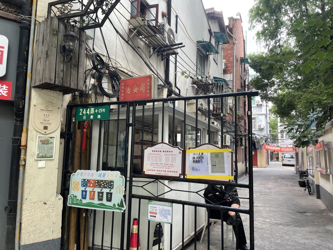 不开不开，沪上一小区边门就是不开！铤而走险，居民们“铁尖跨栏”