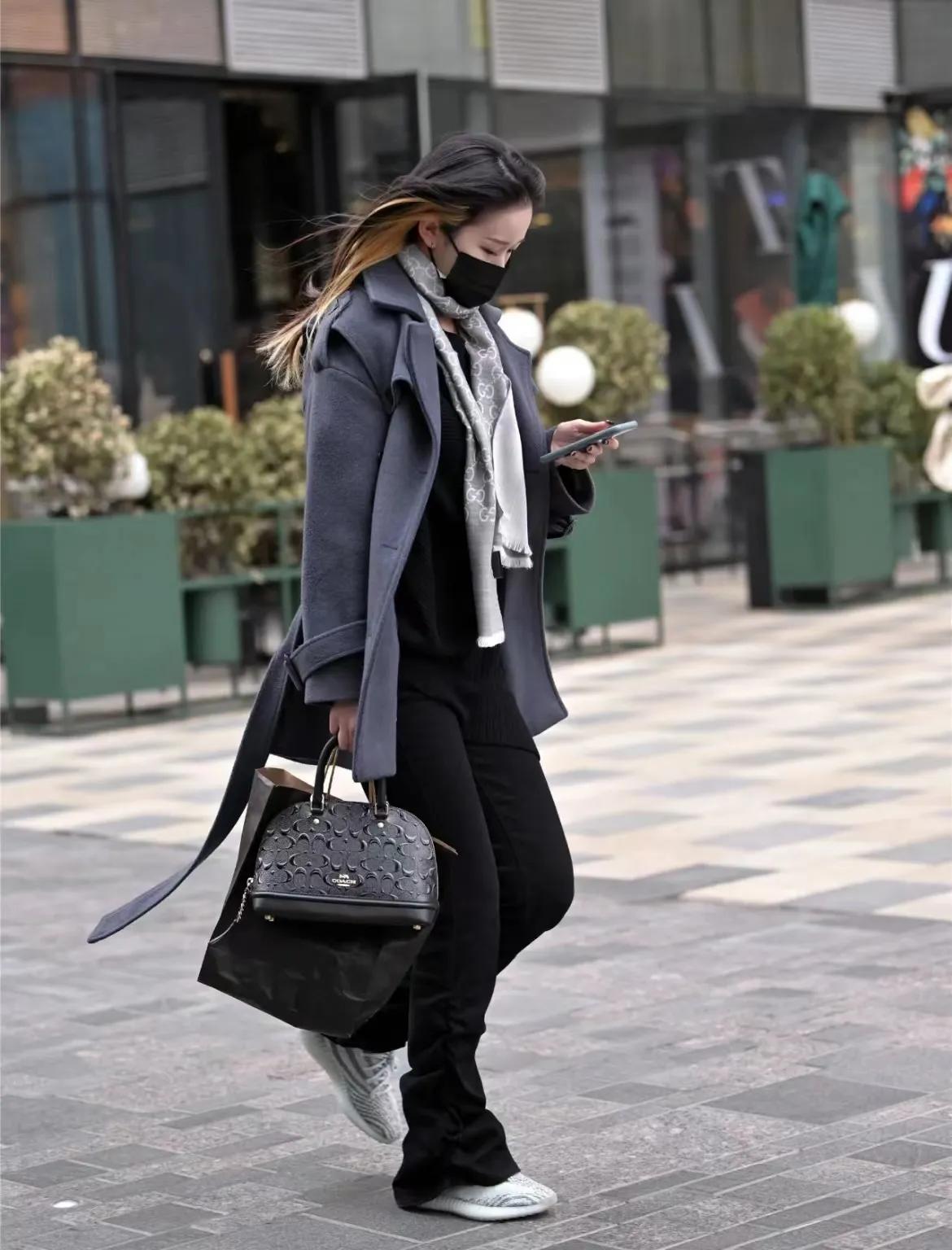 coach蔻驰邮差包搭配大衣,蔻驰时尚百搭波士顿包