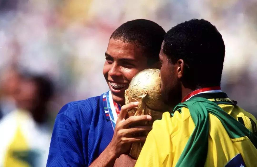 罗纳尔多在足坛什么地位,足坛巨星罗纳尔多