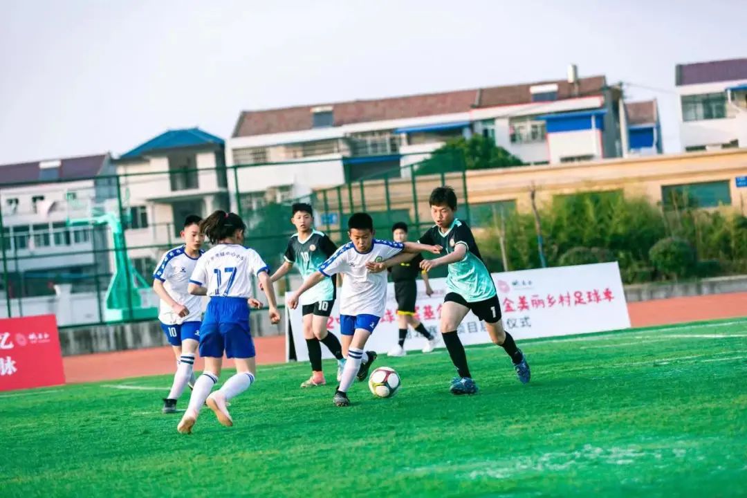 延期却不失约“美丽乡村足球季”志愿者和球队一起完成“加时赛”