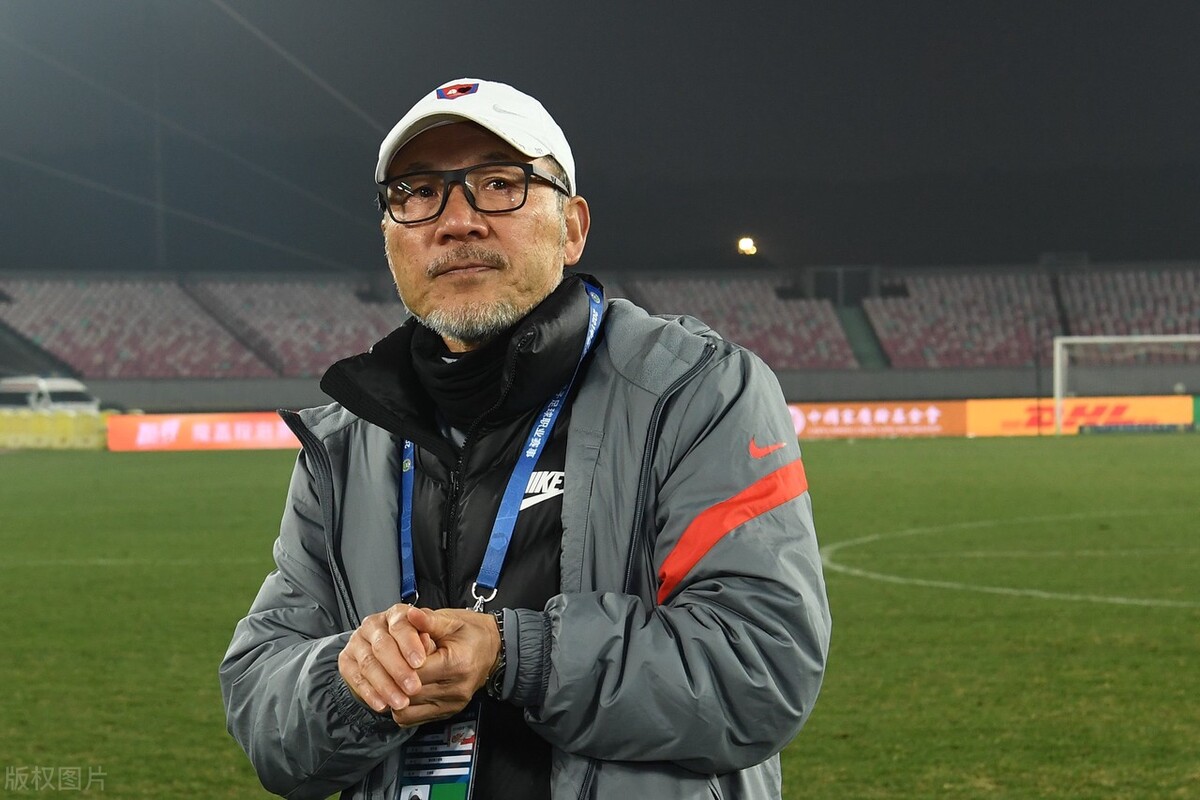 他是重庆队最受尊敬的主教练，球队长期欠薪，却依然能坚守到现在