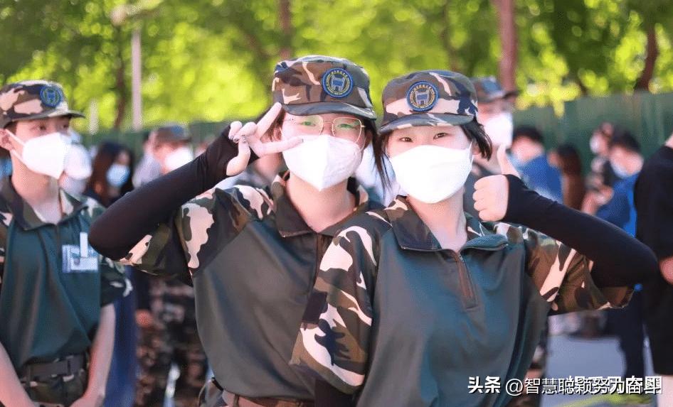 广东某大学一女生因军训太热，脱到只剩内衣，被*拍偷**之后引热议