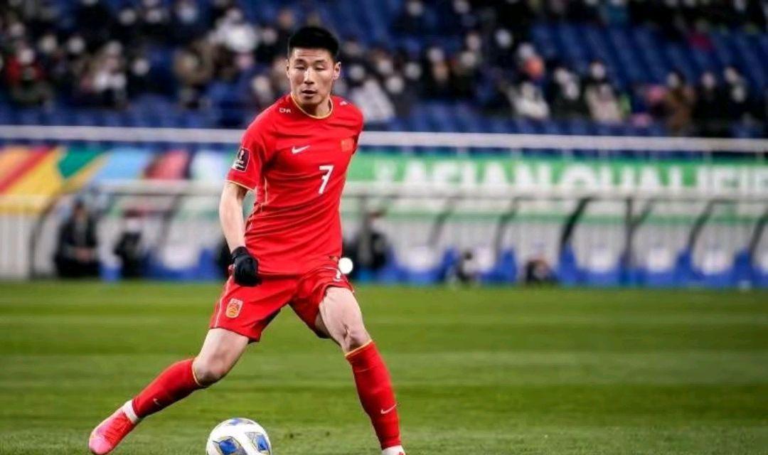 中国男足1比3越南韦世豪换下谁,国足vs韩国朱辰杰解围
