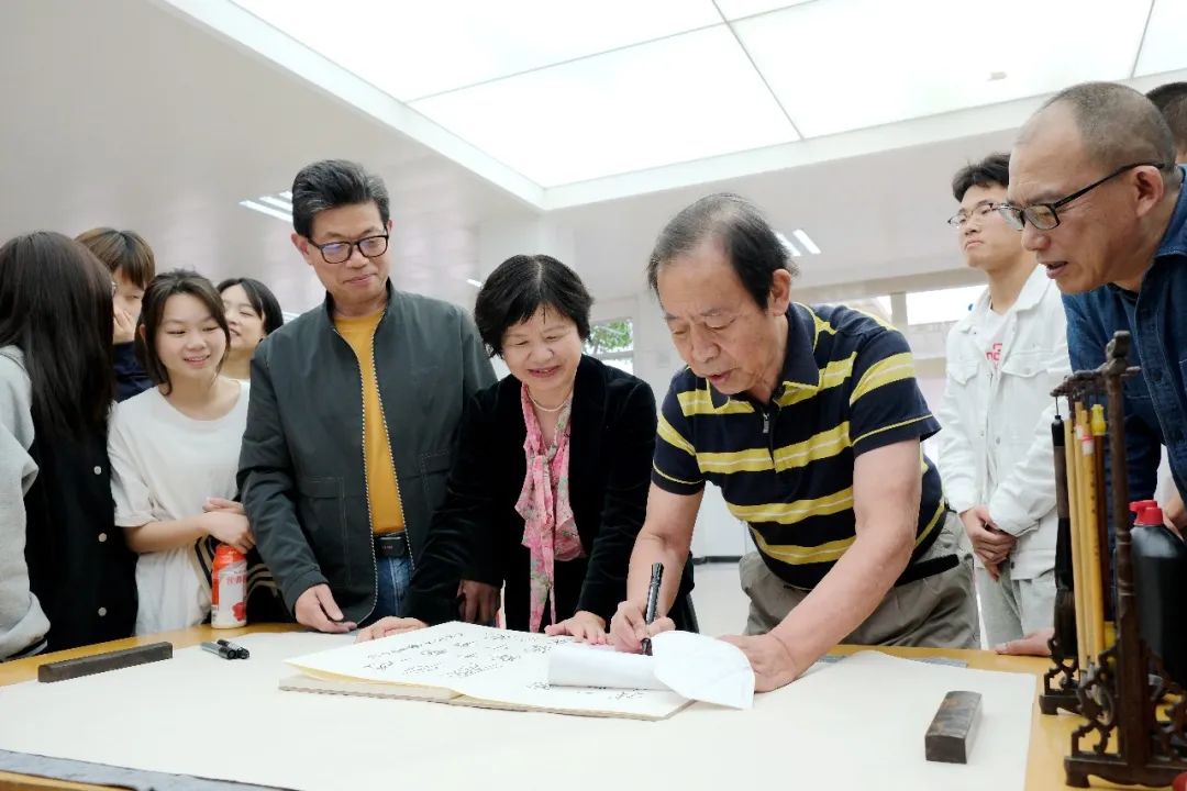 庞中华来武汉这所高校了，现场讲授中国书法！