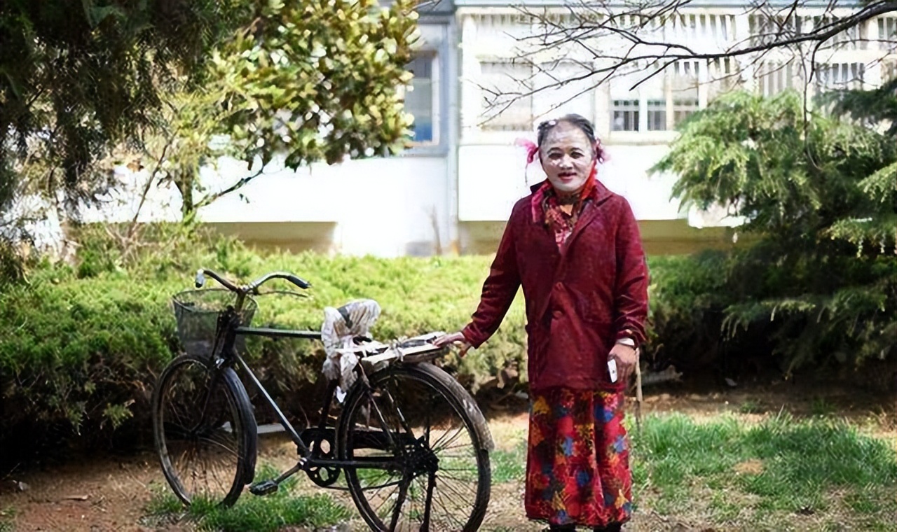 66岁“异装癖”男人：捡垃圾20年还清18万，自称不想讨好这个世界