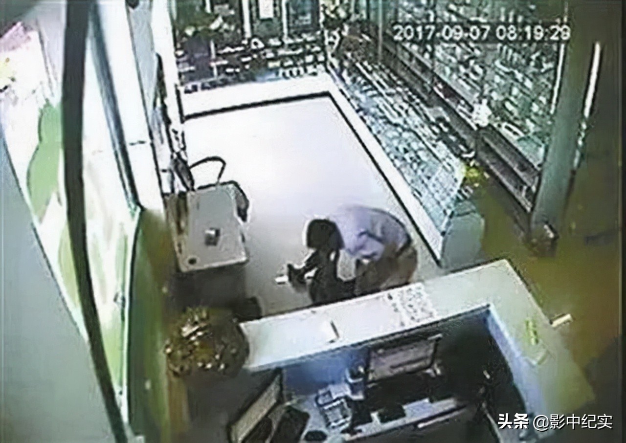 男子为救老太压断12根肋骨第二集,男子抢救老太压断12根肋骨被起诉