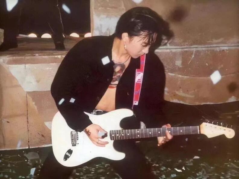 黄家驹是华语乐坛的神话,黄家驹算是华语乐坛的鼻祖