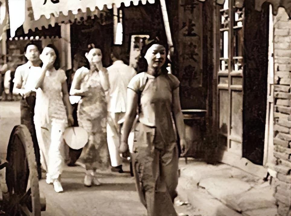 变态的纳粹德国，*光脱**犹太人女人衣服，集体*杀屠**!,2