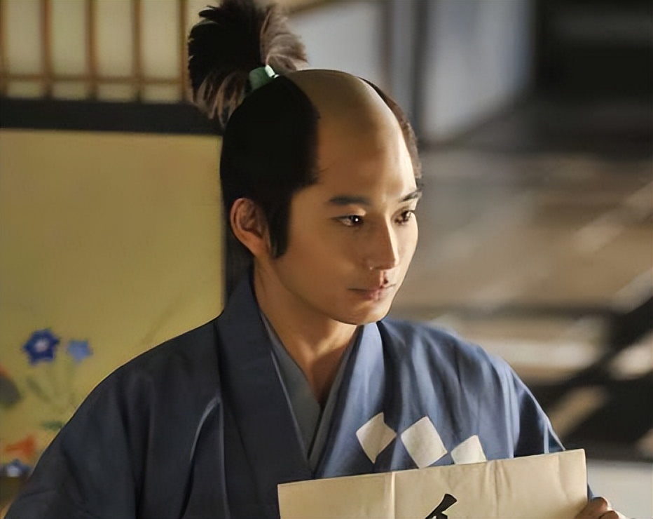 汉奸为什么都是中分头,为什么影视剧里汉奸都是中分