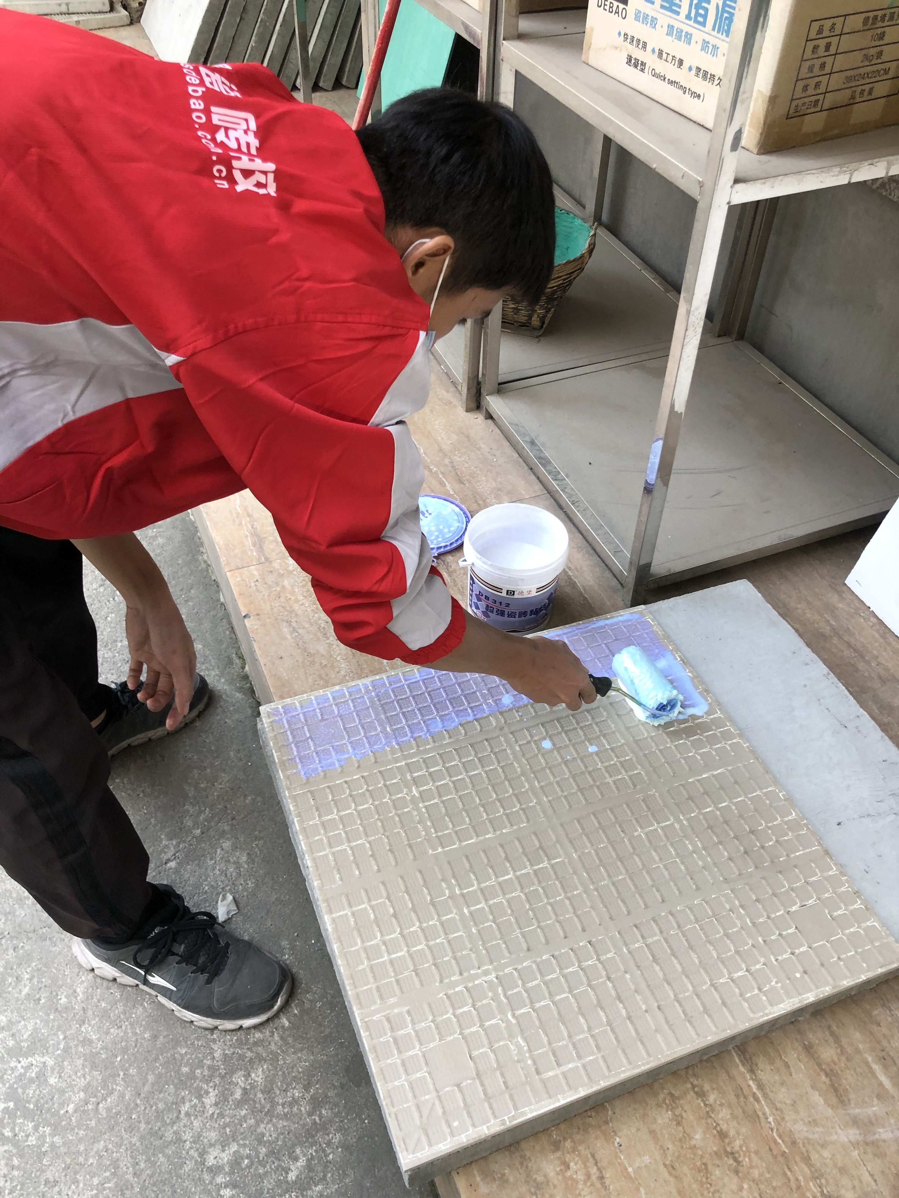 瓷砖背胶技巧视频教程,瓷砖涂瓷砖背胶要多久才能贴