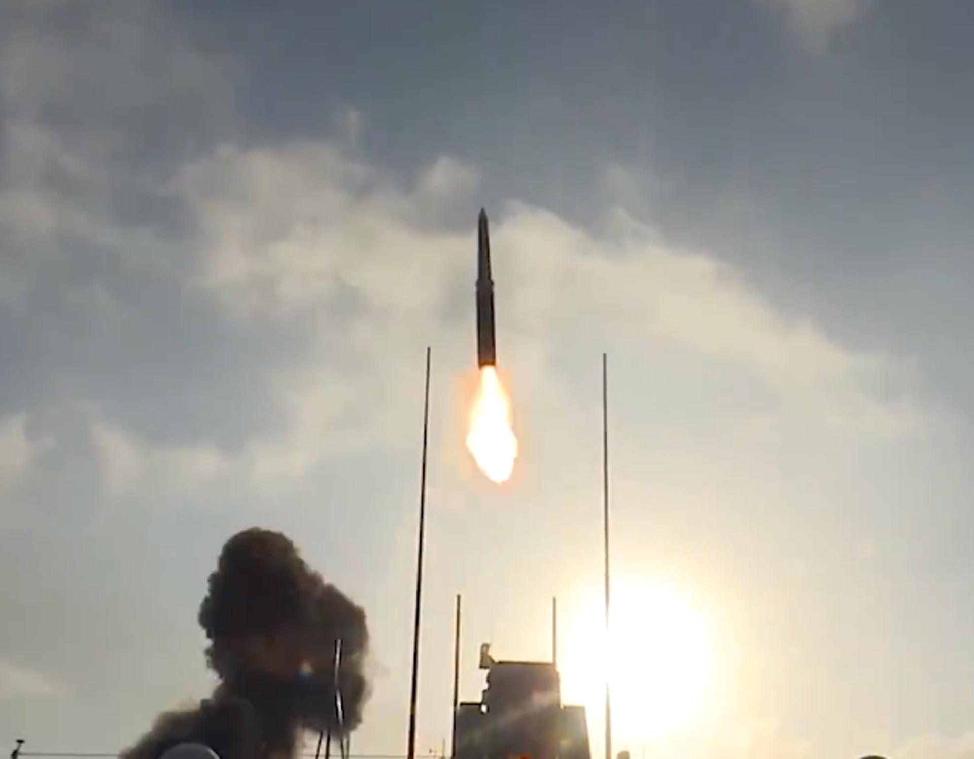 向解放军学习！俄官兵登上052D，在垂发前驻足，笔记本写满要点