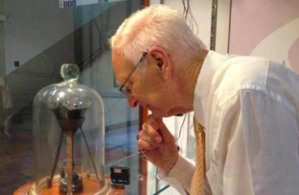 进行了100多年的沥青滴漏实验,沥青滴漏实验滴落瞬间