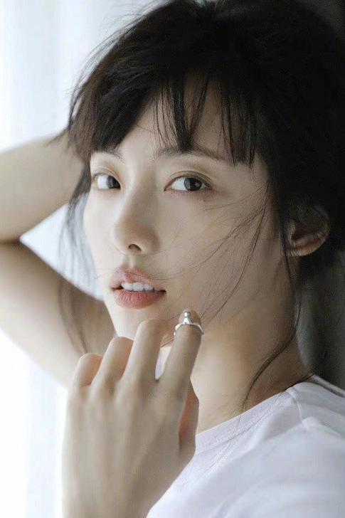 阔太张嘉倪气质真好，白T+高腰裤看似简单，却穿出初恋般的高级感