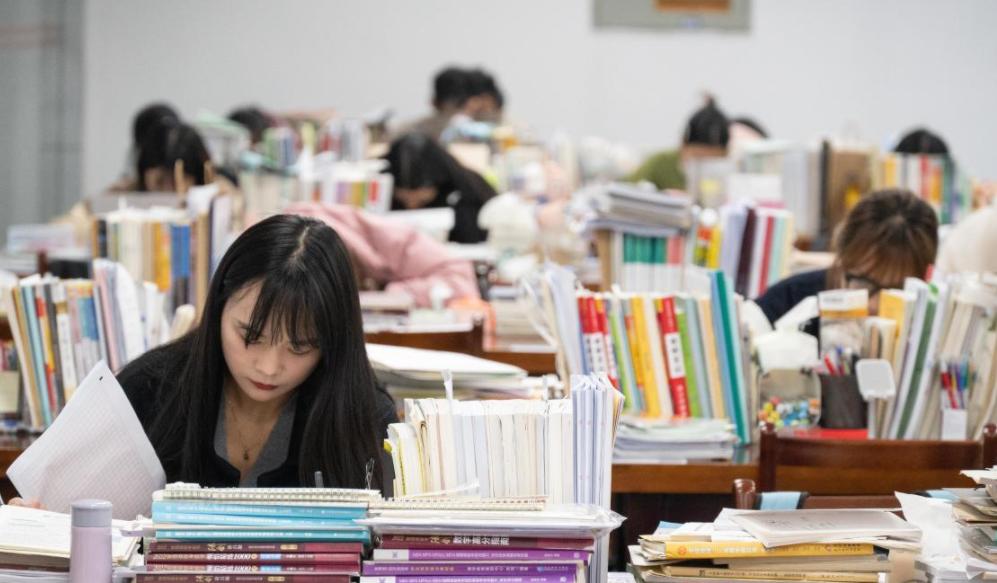 女生“自曝”是关系户，家里有特殊渠道考研稳了，真相出其不意