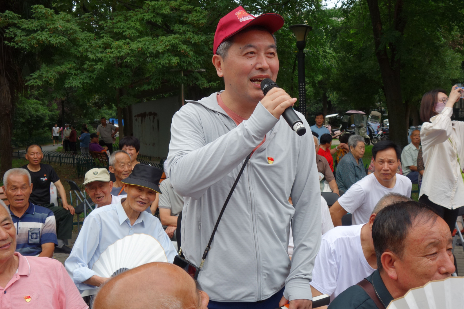 赴梅林花园社区开展主题党日活动,杨柳湖社区举办主题党日活动