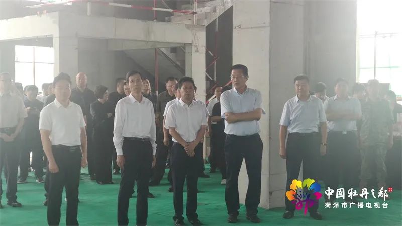 主要领导实地考察项目建设,县委书记带队观摩项目建设