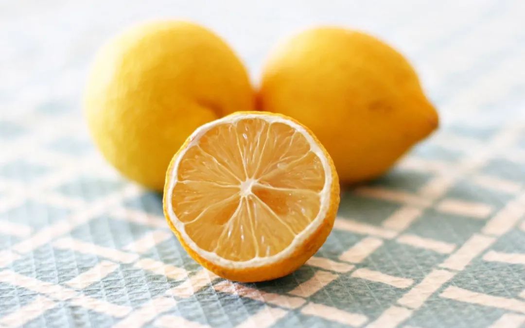 肉在冰箱放久了会有异味怎么消除,白酒茶叶小苏打水能去冰箱异味吗