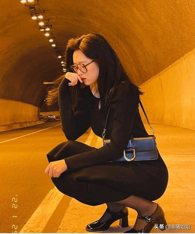 最近火了一种新穿法叫“黑丝+玛丽珍鞋”！难得一见的洋气、高级