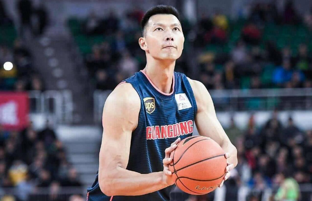 易建联娶巴西足球宝贝,易建联和荆灵爱情故事