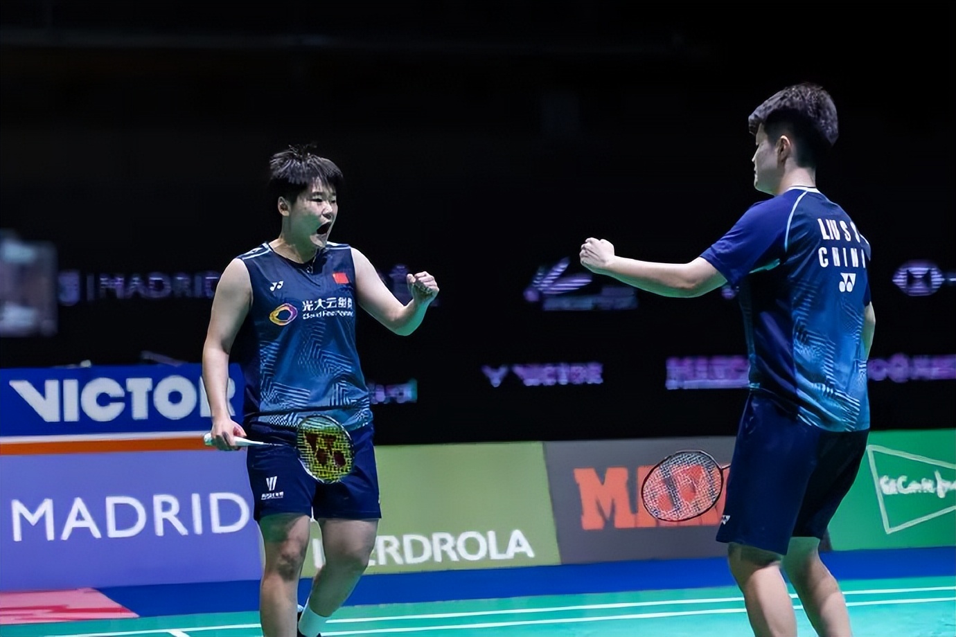 澳羽赛翁泓阳夺冠扔拍子给观众,国羽新锐翁泓阳