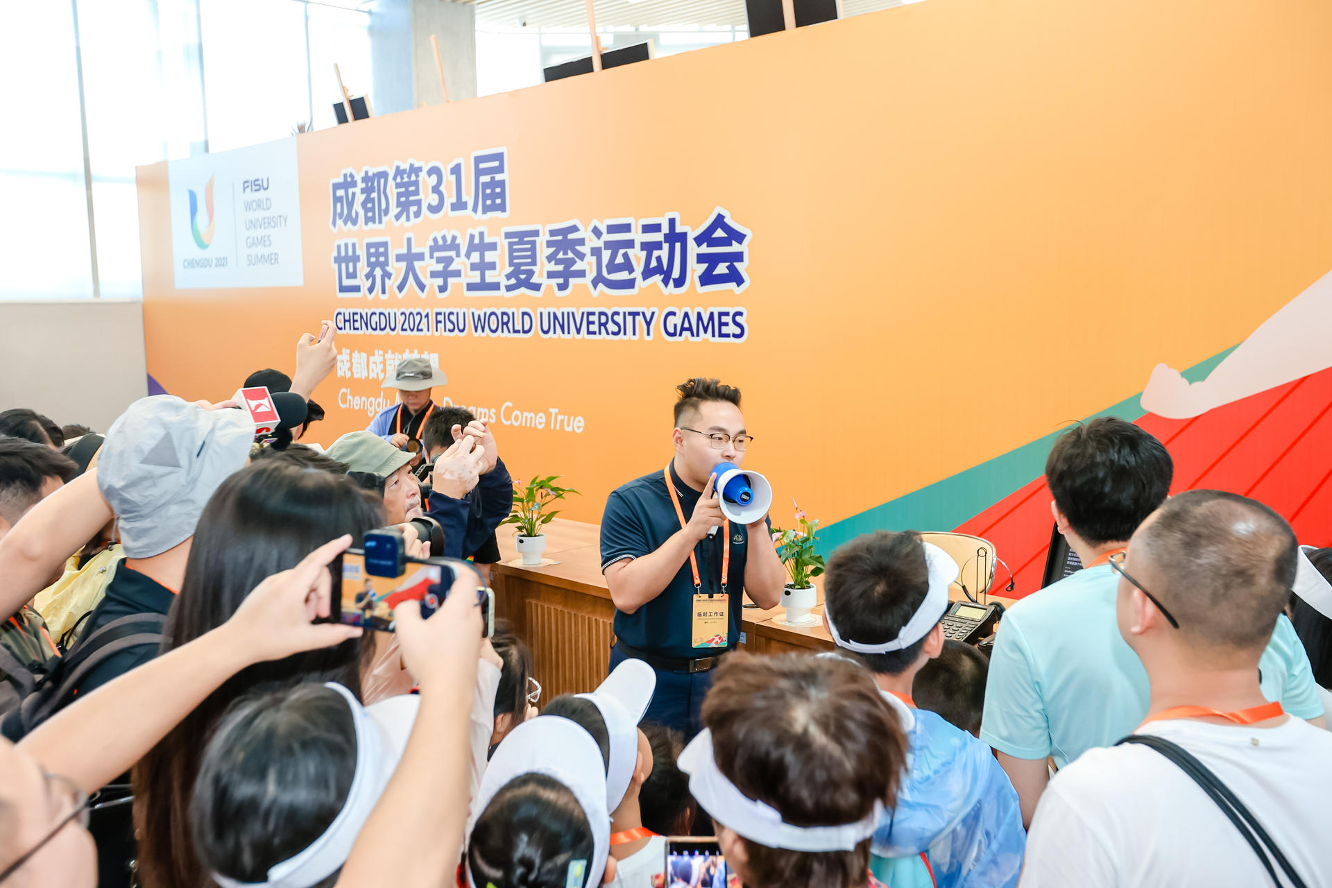 大运惠民市民体验官走进大运村点赞“心”科技