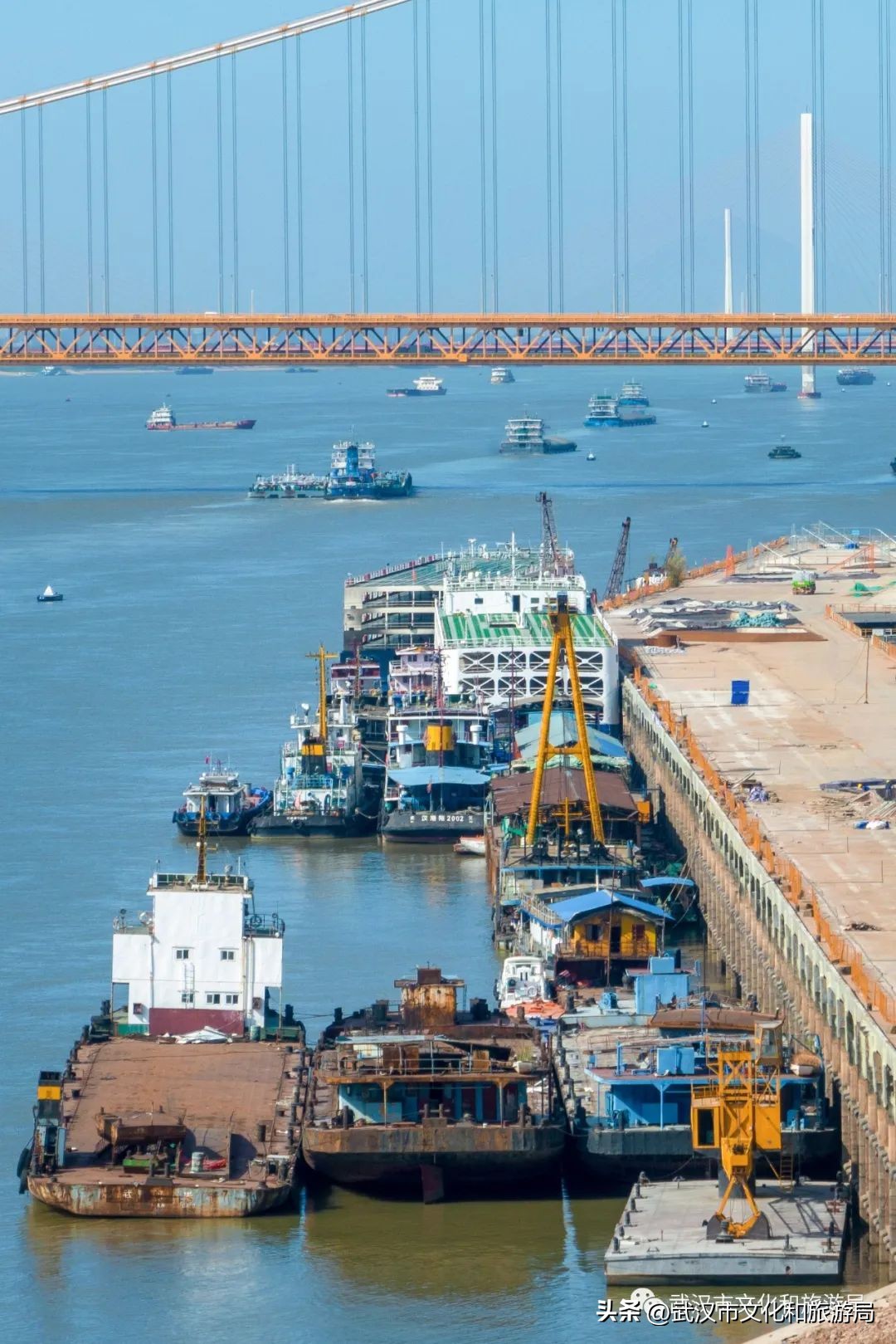 武汉人在江边,一个人在武汉江边