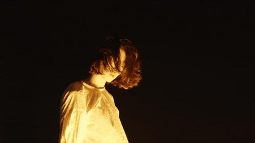 24岁女孩缝出巨型子宫，请人走进去，感受被母体包裹的温柔